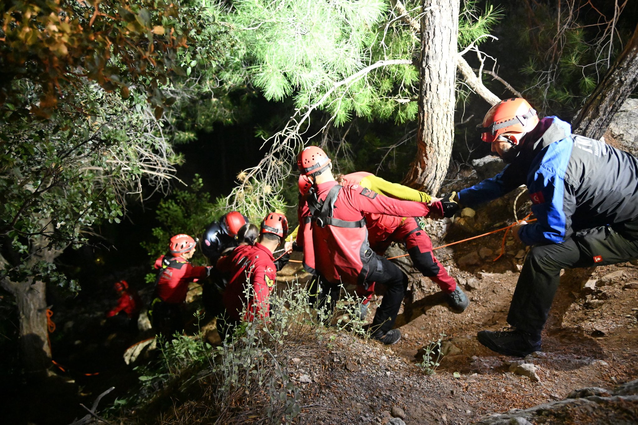 Συνεχίζεται η επιχείρηση διάσωσης 48 εκλωβισμένων σε τελεφερίκ στην Τουρκία