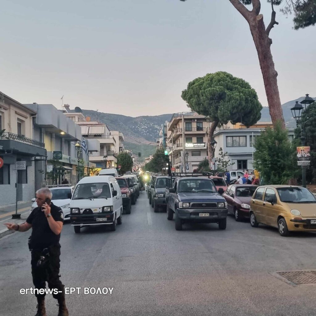 Αντίσκηνα στο προαύλιο της ΠΕ Μαγνησίας από τους αγρότες