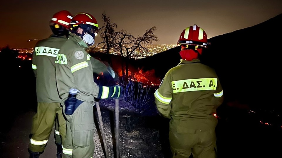 Στην πρώτη γραμμή της μάχης με τη φωτιά στην Πάρνηθα οι εθελοντές δασοπυροπροστασίας