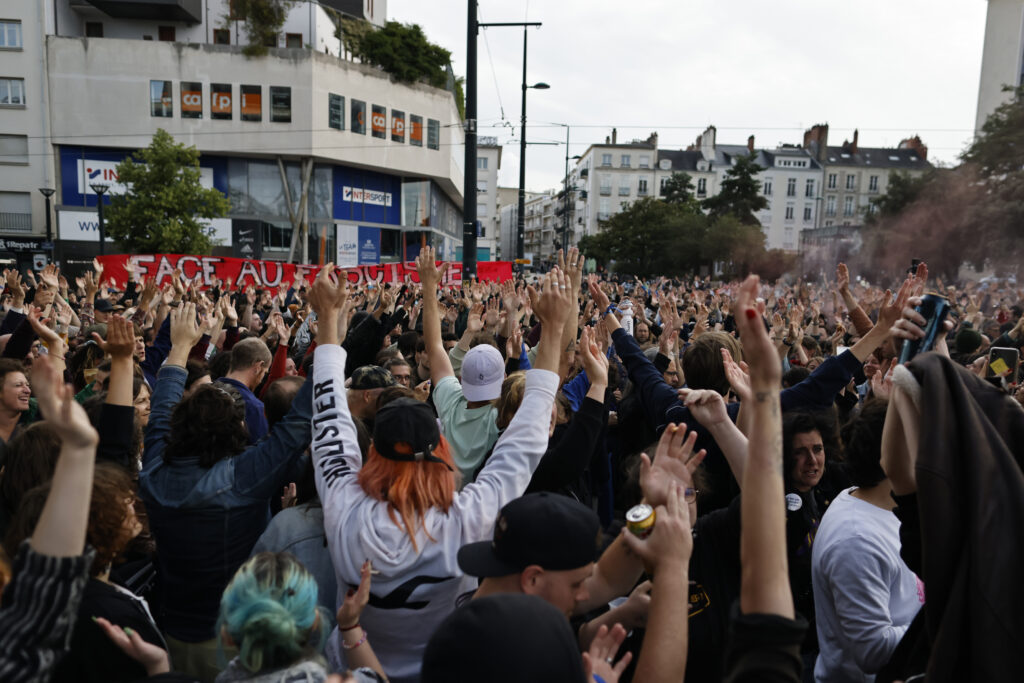 Πανηγυρισμοί στους δρόμους της Γαλλίας μετά τα πρώτα exit poll των εκλογών – Δείτε φωτογραφίες