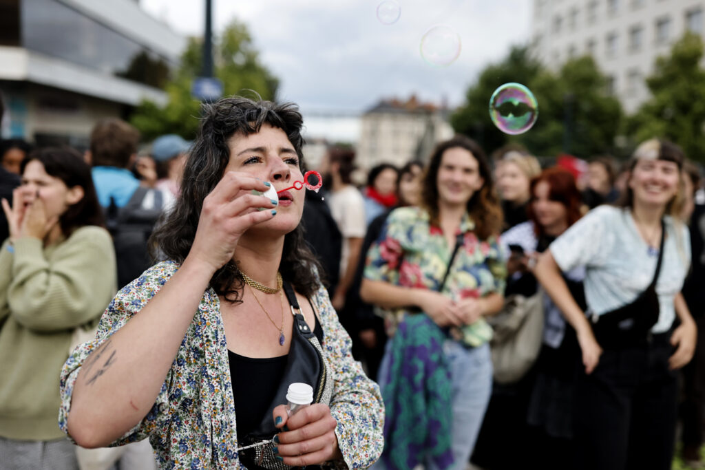 Πανηγυρισμοί στους δρόμους της Γαλλίας μετά τα πρώτα exit poll των εκλογών – Δείτε φωτογραφίες