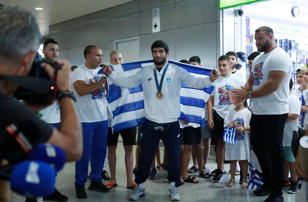 Αποθέωση Κουρουγκλιέφ στην επιστροφή του από το Παρίσι (ΦΩΤΟρεπορτάζ)