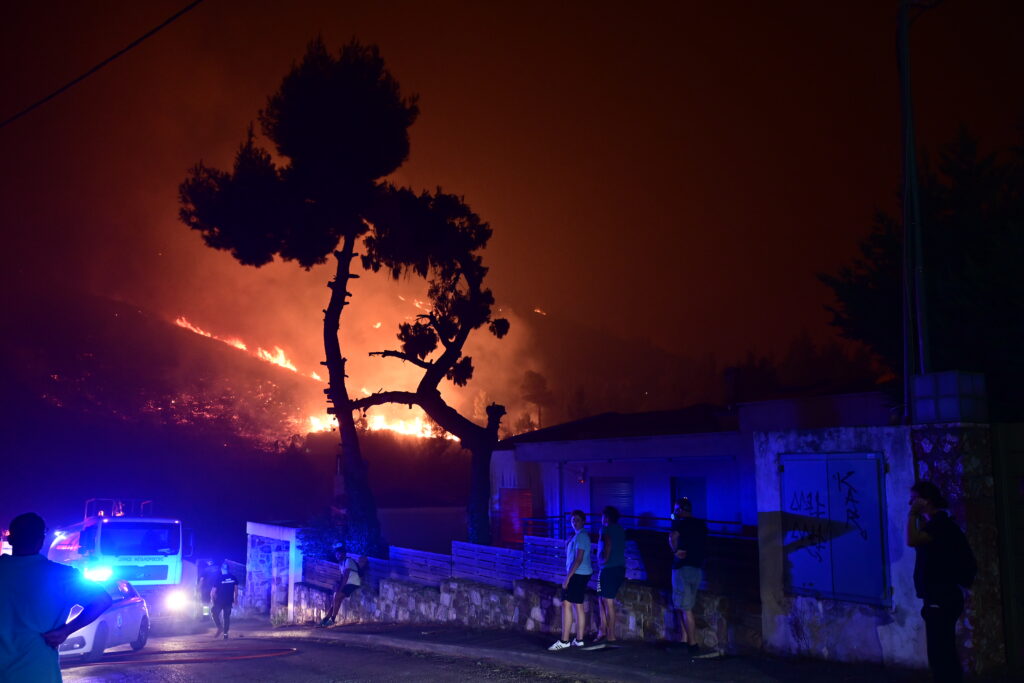 Live – Πύρινη λαίλαπα στη βορειοανατολική Αττική: Εκκενώσεις οικισμών, στο νοσοκομείο πέντε πολίτες κι ένας πυροσβέστης