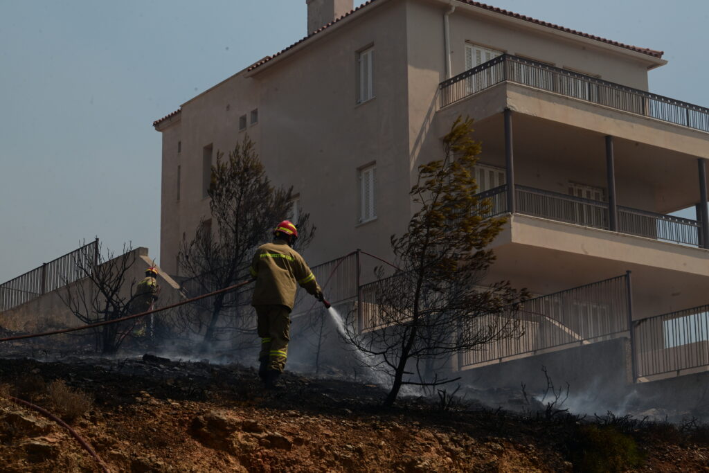 ΒΑ Αττική: Εφιαλτικές εικόνες από το πέρασμα της μεγαπυρκαγιάς