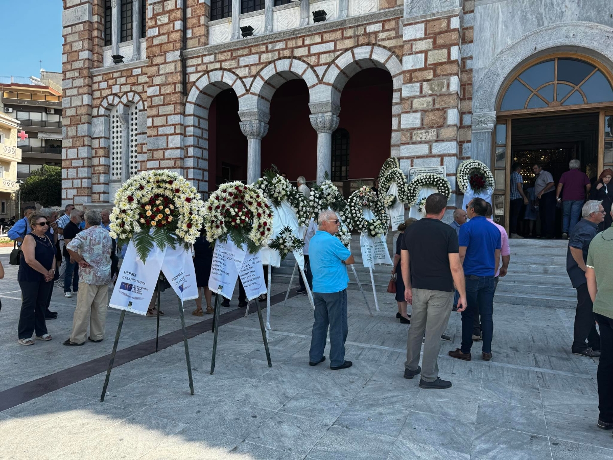 Βόλος: Πλήθος κόσμου στην Μητρόπολη για τον στερνό χαιρετισμό στο Νίκο Τσούκα