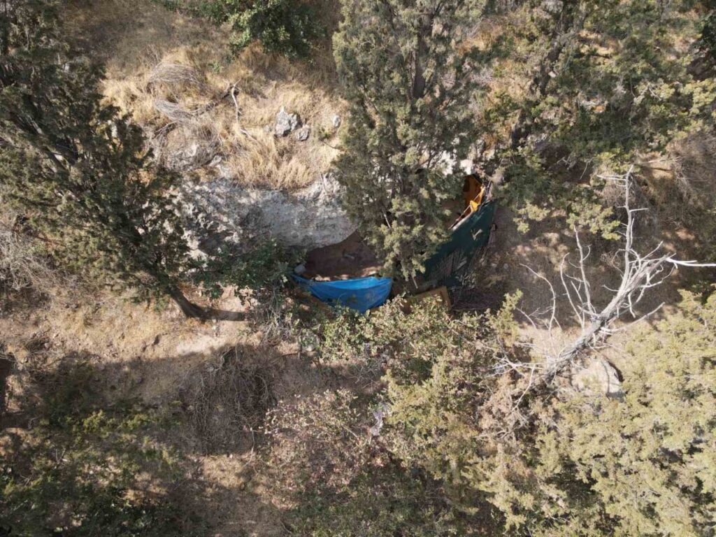 Δήμος Αθηναίων: Επιχείρηση καθαρισμού και απομάκρυνσης σκηνών από τον αρχαιολογικό χώρο του Λόφου Φιλοπάππου