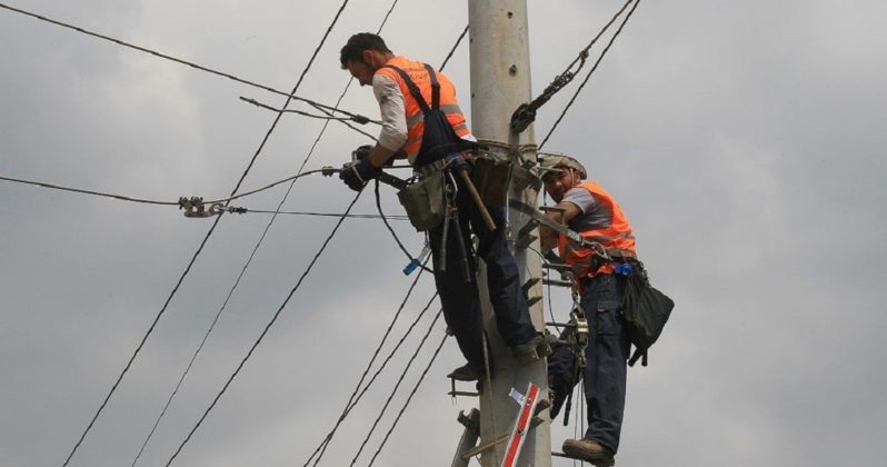 Μάχη για την αποκατάσταση των ζημιών από τις καταστροφικές πυρκαγιές στην Αττική δίνει το τεχνικό προσωπικό του ΔΕΔΔΗΕ και του ΑΔΜΗΕ