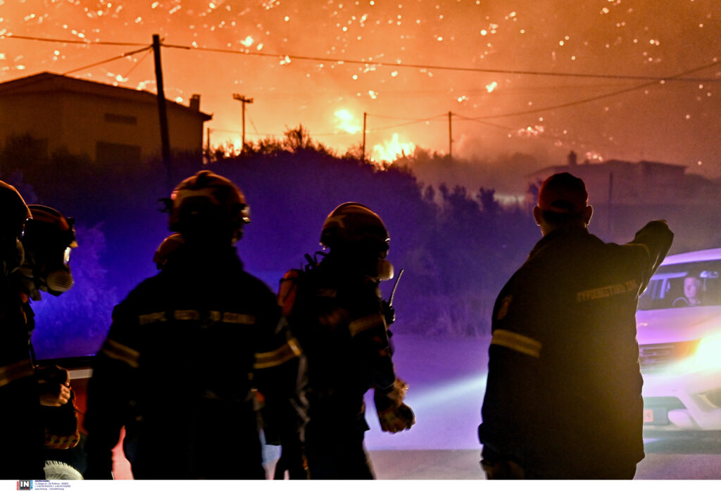 Φωτιά στην Κορινθία: Εφιαλτική νύχτα – Σοκάρουν οι φωτογραφίες