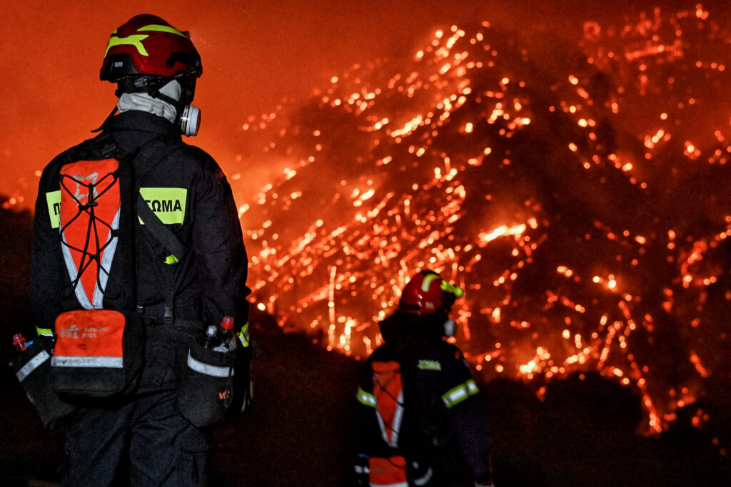 Φωτιά στην Κορινθία: Εφιαλτική νύχτα – Σοκάρουν οι φωτογραφίες