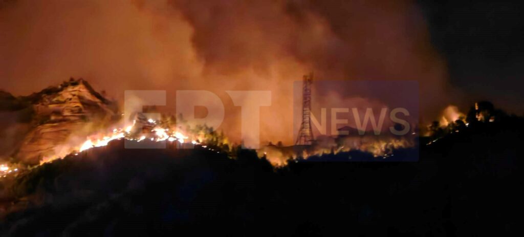 Νύχτα εφιάλτης στην Κορινθία: Αγνοούνται δύο εθελοντές – 30 χλμ το μέτωπο της φωτιάς , εκκενώθηκαν οικισμοί, κάηκαν σπίτια, νέο 112